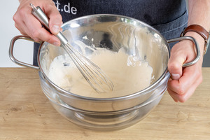 Zabaione in Eiswasser kalt schlagen