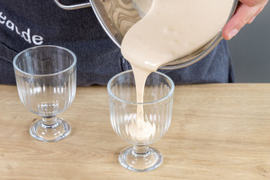 Zabaione nach italienischem Original-Rezept in Gläser füllen