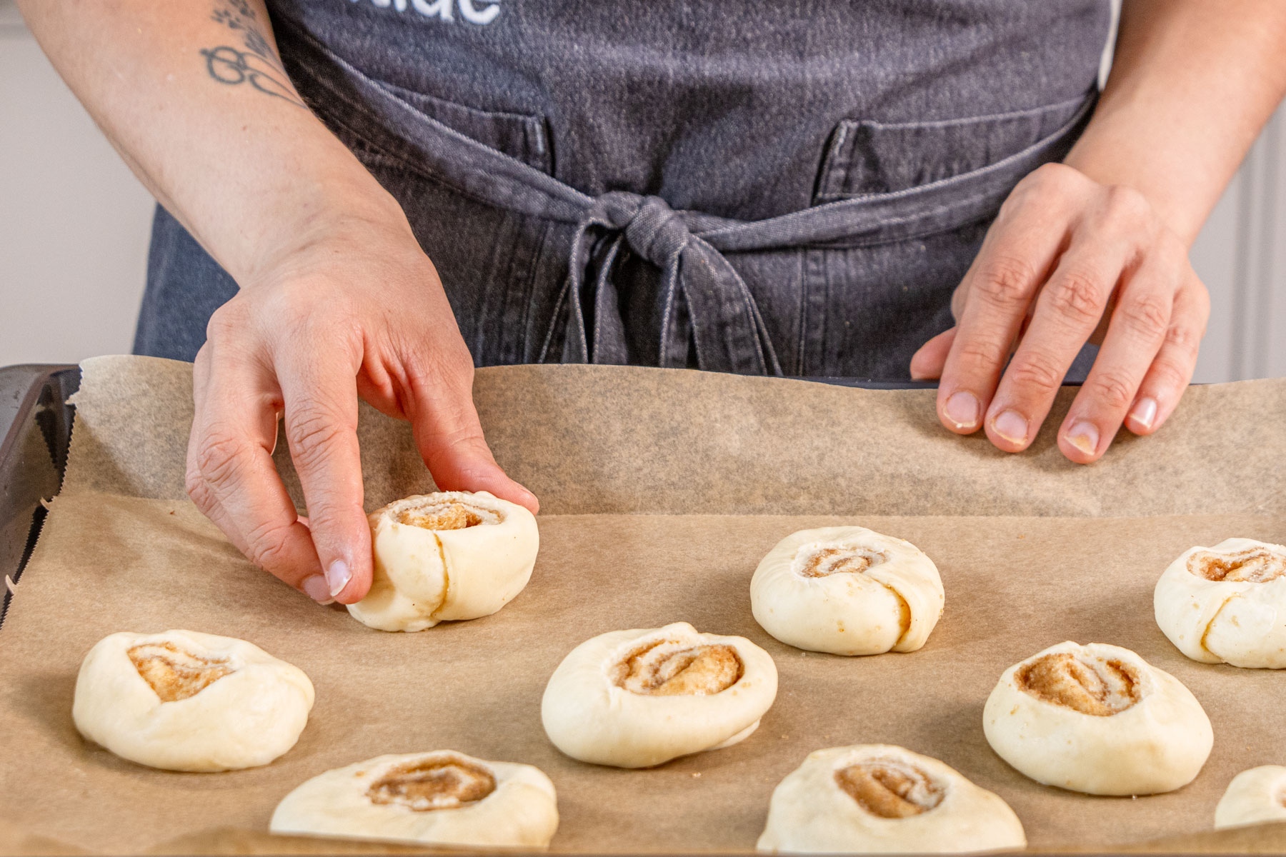 Zimtschnecken mit Fertigteig auf ein Backblech geben