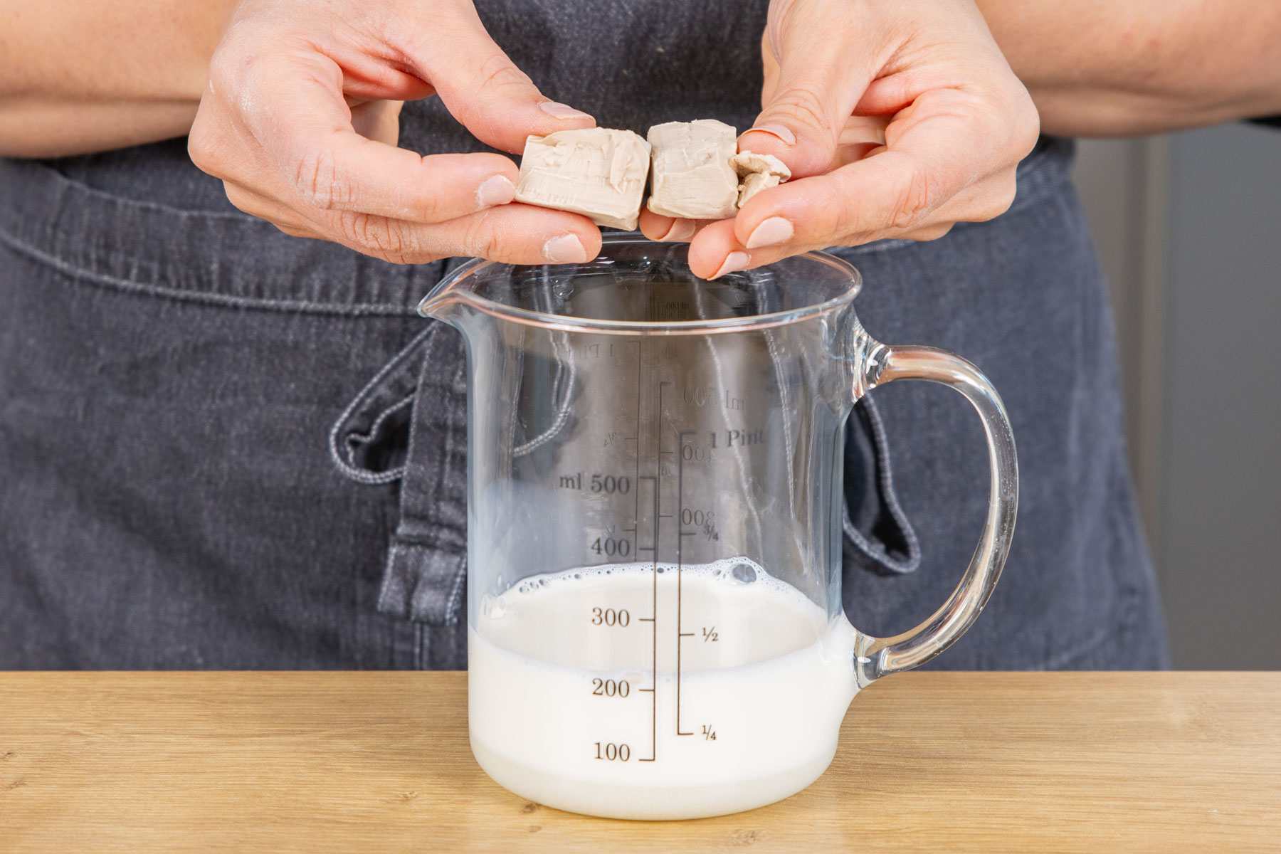 Hefe in lauwarmer Milch auflösen