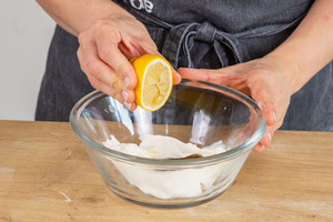 Zitronensaft zum Frischkäse geben