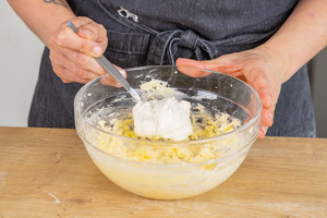 Frischkäse unter Butter rühren