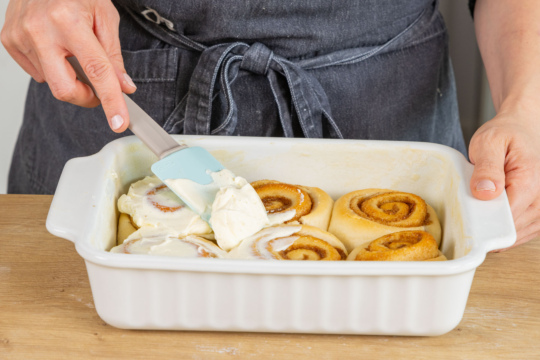 Zimtschnecken mit Frosting bestreichen