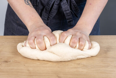 Hefeteig für die Zimtschnecken kneten