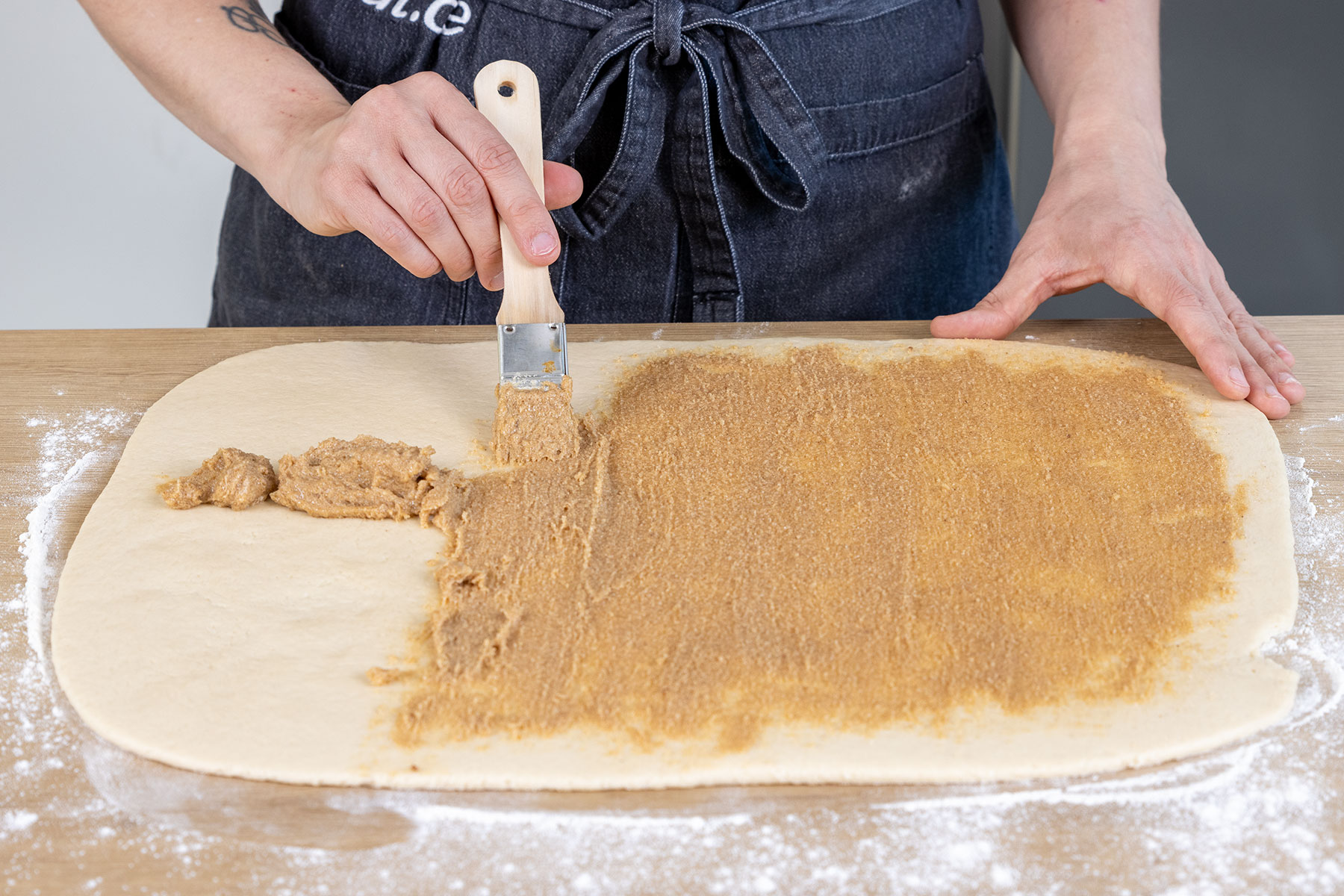 Hefeteig mit der Zimt-Butter bestreichen