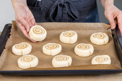 Zimtschnecken auf das Backblech legen