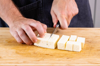 Feta würfeln