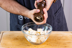 Feta-Käse würzen