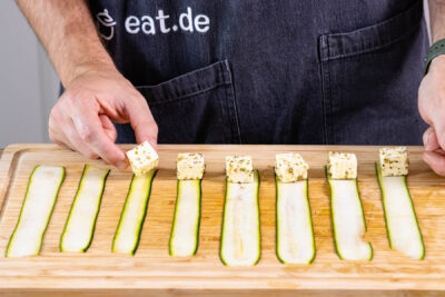 Feta-Würfel einwickeln