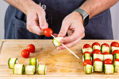 Tomaten & Zucchini-Käse-Würfel aufspießen