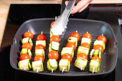 Zucchini-Käse-Spieße braten