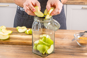 Äpfel in ein großes Gefäß geben