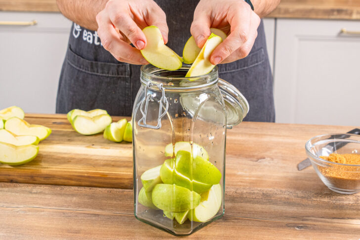 Äpfel in ein großes Gefäß geben
