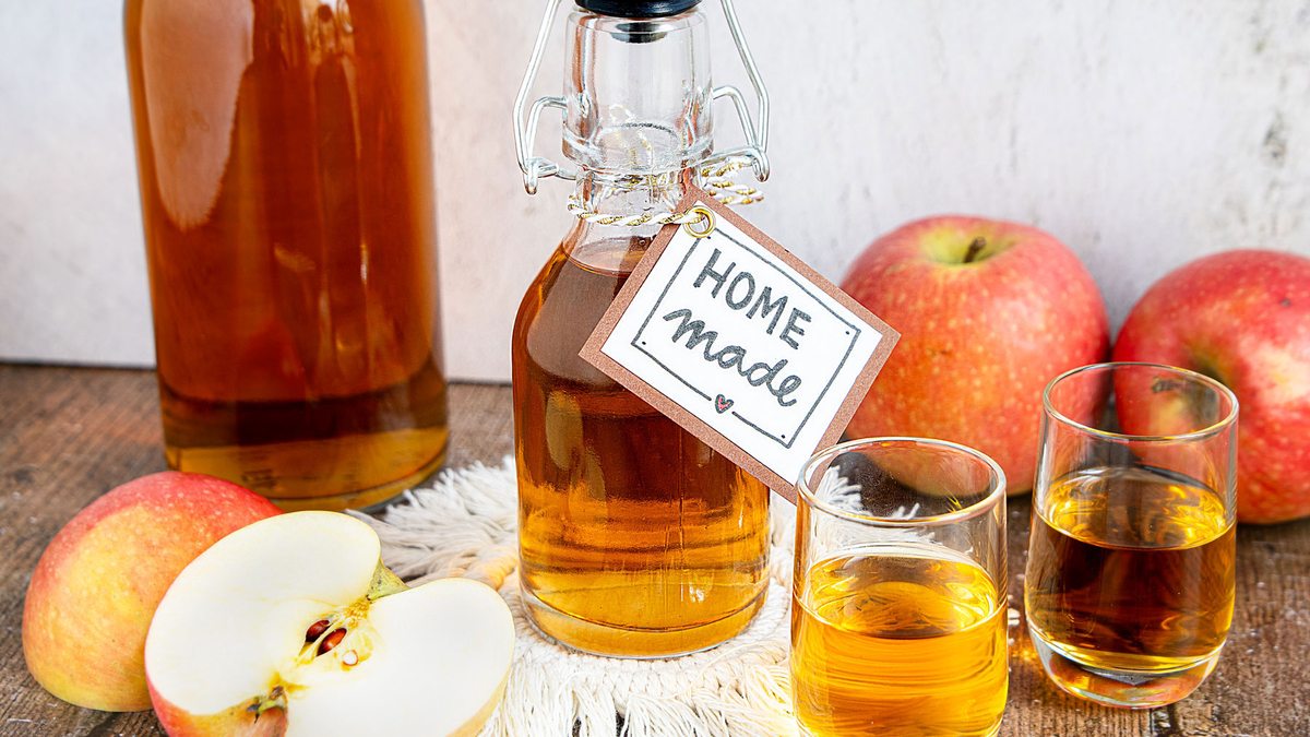 Apfel-Likör selber machen | Rezept - eat.de