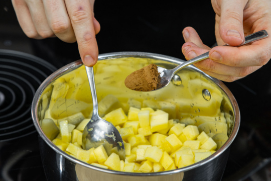 Zimt unter die Äpfel rühren