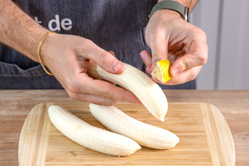 Bananen mit Zitrone einreiben