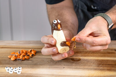 Füße des Bananen-Pinguins platzieren