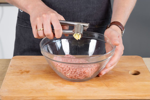 Knoblauch pressen