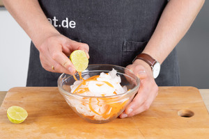 Limette ausdrücken