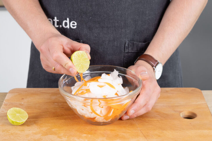 Limette ausdrücken