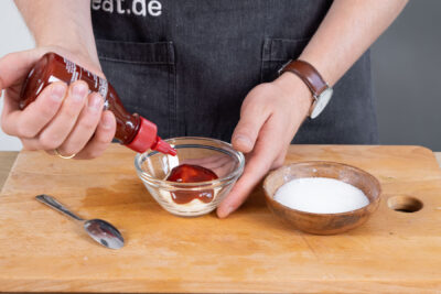 Siracha zur Mayonaise geben