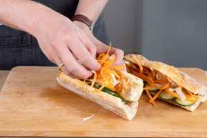 Möhrenstreifen in Das Baguette geben.
