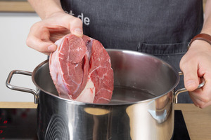 Fleisch kochen.