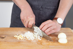 Zwiebeln klein hacken.