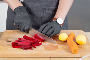 Rote Bete in Stifte schneiden.