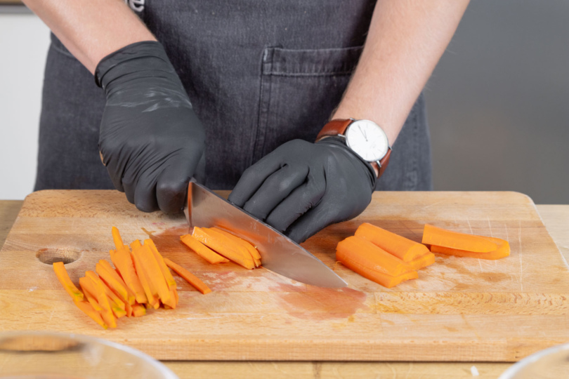 Karotten in Stifte schneiden.