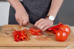 Paprika in Stifte schneiden.