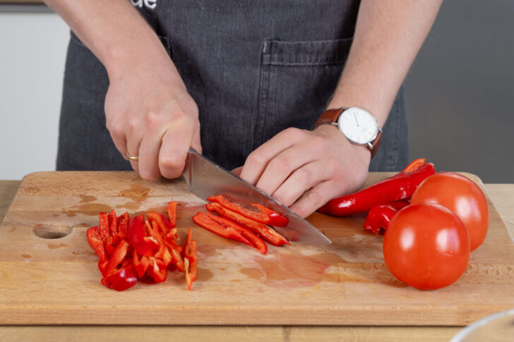 Paprika in Stifte schneiden.
