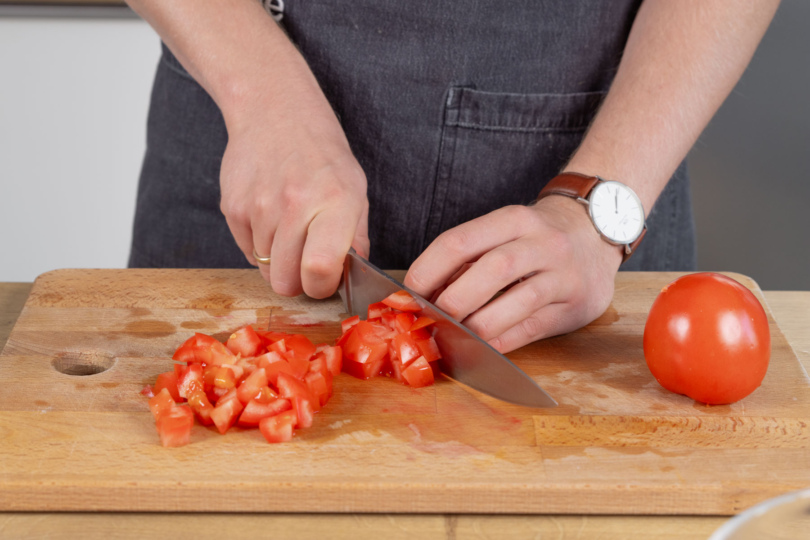 Tomaten in Stücke schneiden.