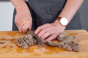 Rindfleisch in feine Streifen schneiden.