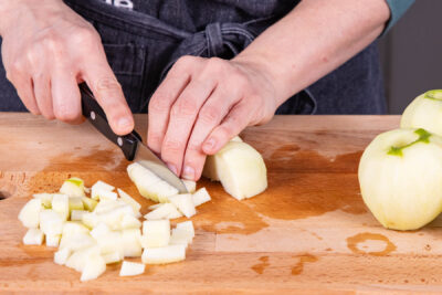 Äpfel in Würfel schneiden