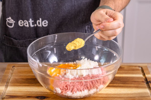 Senf zur Bratklößchen-Masse geben
