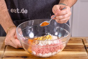 Bratklößchen-Masse mit Paprikapulver wrzen