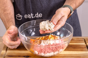 eingeweichtes altes Brötchen ausdrücken und zum Hackfleisch geben