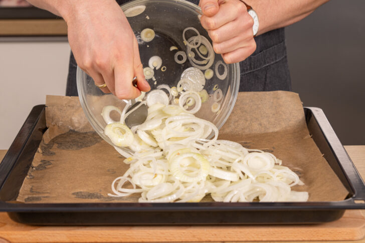 Zwiebeln auf das Blech geben