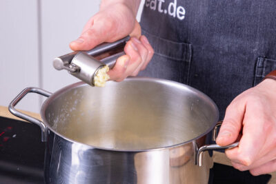 Knoblauch pressen