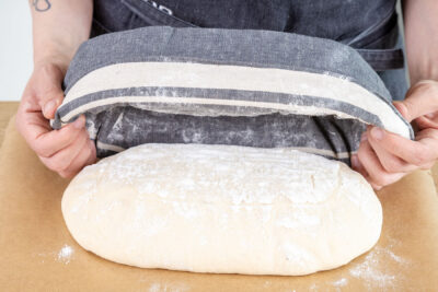 Brot aufs Backpapier stürzen