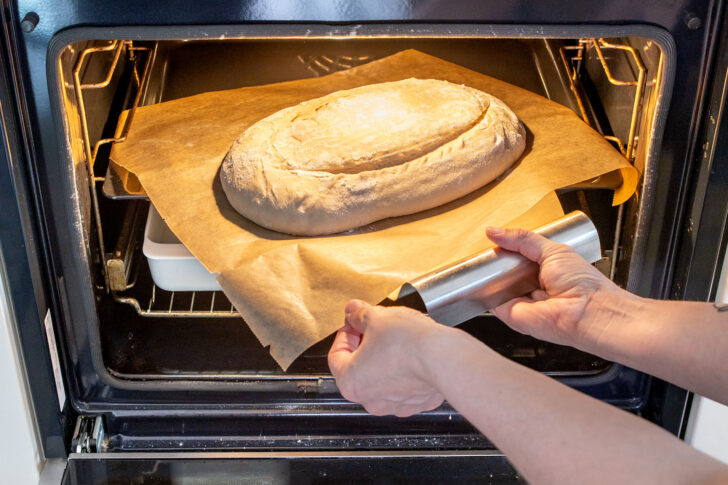 Brot aus Weizenmehl und Hefe backen