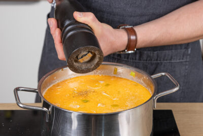 Einfache Fischsuppe abschmecken