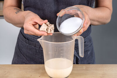 Hefe mit Zucker in Milch auflösen