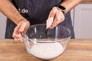 Backpulver zum Mehl geben