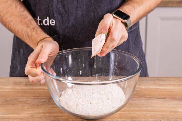 Backpulver zum Mehl geben