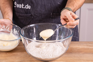 Quarkmasse zum Mehl geben