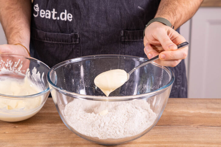 Quarkmasse zum Mehl geben