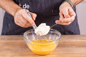 Crème fraîche zu Eiern geben