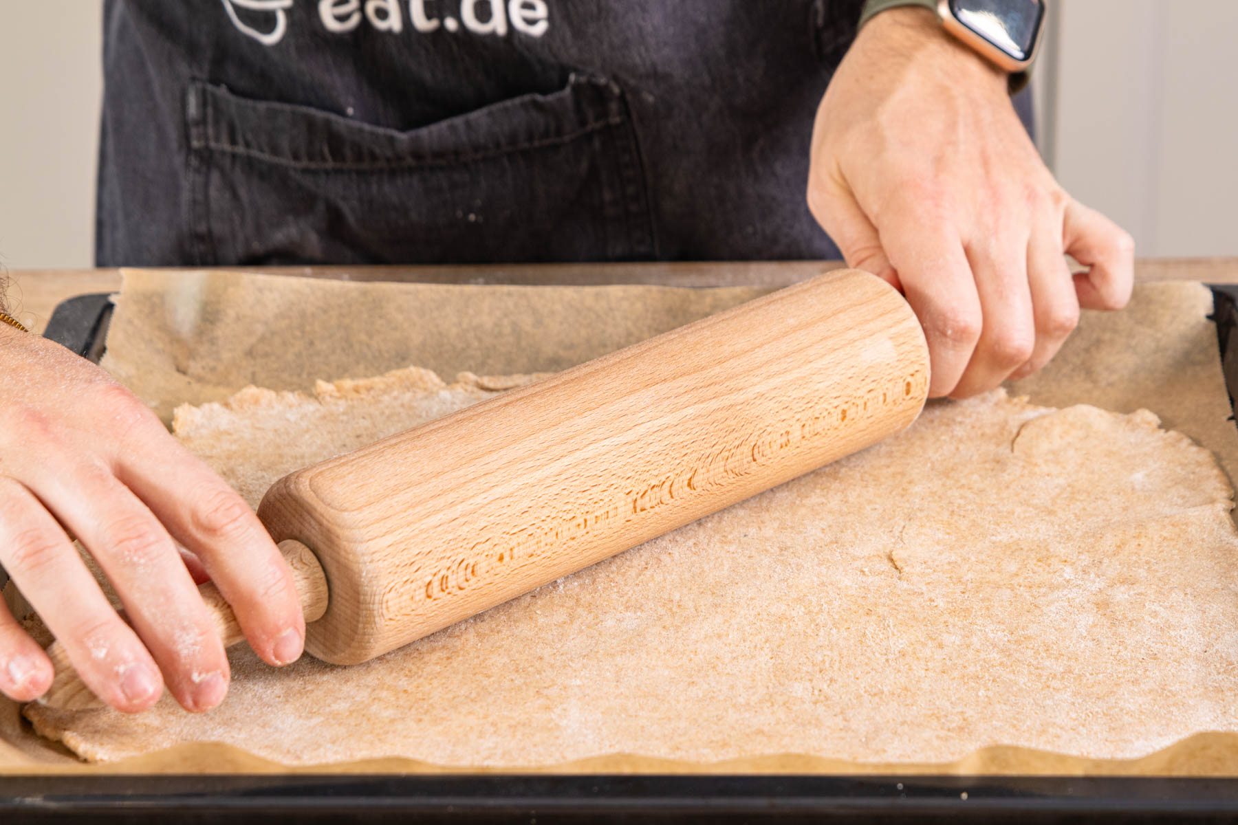 Zwiebelkuchen-Teig ausrollen